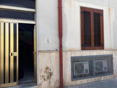 un edificio con puerta, ventana y TV en Il Vigneto, en Trapani