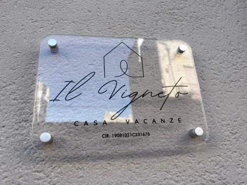 Um sinal na parede que diz "la vanguardcason vayne" em Il Vigneto em Trapani