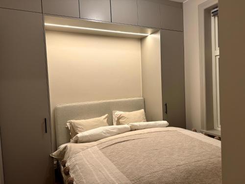 Ένα ή περισσότερα κρεβάτια σε δωμάτιο στο Elegant lägenhet i Professorstaden