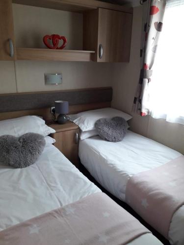 Postel nebo postele na pokoji v ubytování Swift Retreat - Haven Wild Duck Holiday Park