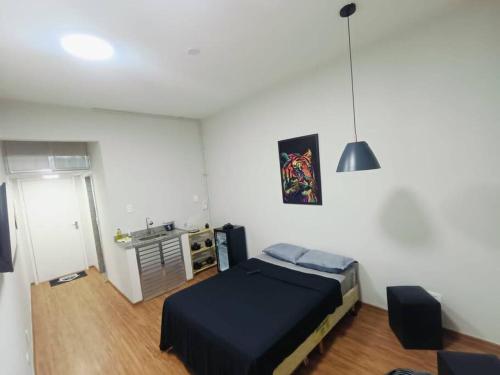 - une chambre avec un lit et une table dans l'établissement Studio Prime - Niterói 704, à Niterói