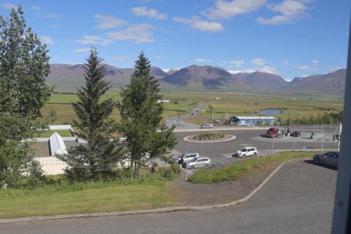 uma vista para um parque de estacionamento com montanhas ao fundo em Hotel Varmahlíd em Varmahlid