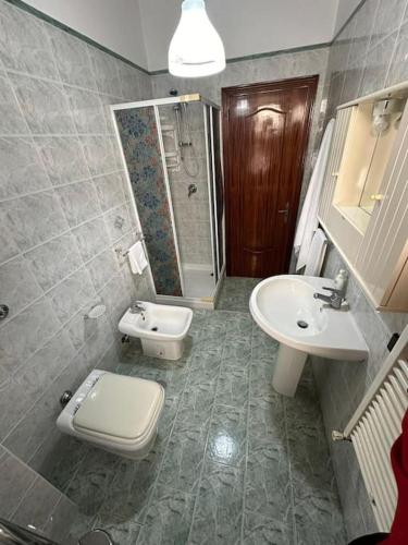uma casa de banho com um WC e um lavatório em Appartamento in centro città em Scafati