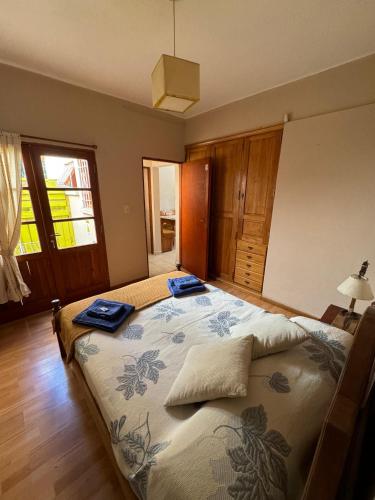 una camera da letto con un grande letto con due cuscini sopra di Casa Tilo a El Bolsón