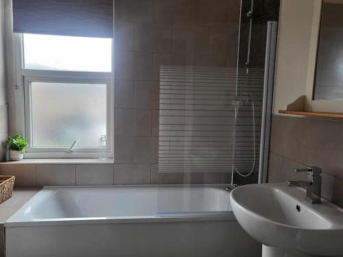 Ванная комната в Nice 2 bedroom (3 beds) house in Huddersfield