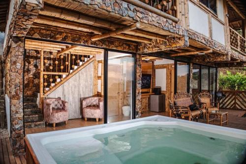 bañera de hidromasaje en el medio de una habitación con un edificio en El Edén; Un paraíso irresistible., en Barbosa