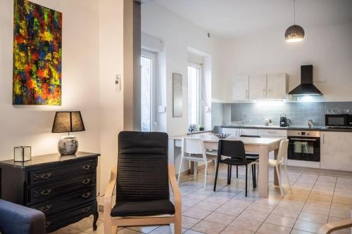 a kitchen and dining room with a table and chairs at En famille ou entre amis in Mondelange