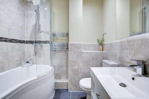 Bilik mandi di Spacious & Modern 2 Bed sleeps 5 in Walthamstow