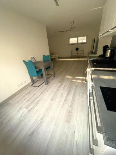 um quarto vazio com uma mesa e uma cozinha em Blumwohnen in zentraler Lage em Filderstadt