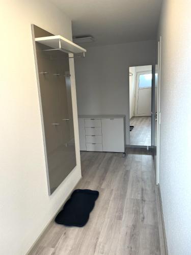 una stanza vuota con specchio e corridoio di Blumwohnen in zentraler Lage a Filderstadt