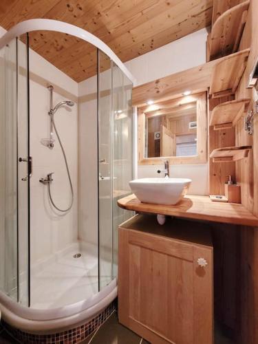 une salle de bain avec une baignoire, un lavabo et une douche dans l'établissement Studio pour 3 personnes au pied des pistes, à La Salle Les Alpes