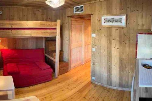 - une chambre avec des lits superposés dans une cabine dans l'établissement Studio pour 3 personnes au pied des pistes, à La Salle Les Alpes