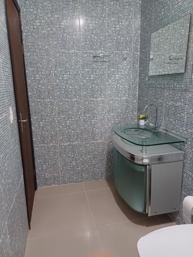 a bathroom with a sink and a mirror at Suíte com vista panorâmica in Bombinhas