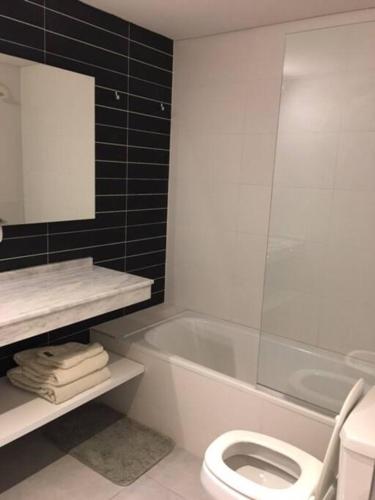 a bathroom with a tub and a toilet and a sink at Excelente estudio premium con amenities in Buenos Aires