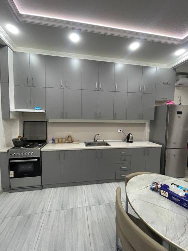 Virtuvė arba virtuvėlė apgyvendinimo įstaigoje Premium apartment for guests in Yunusobod