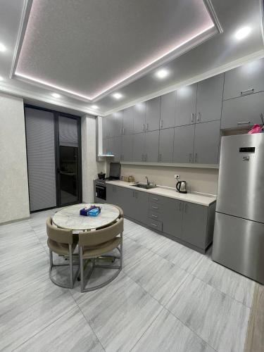 A cozinha ou cozinha compacta de Premium apartment for guests in Yunusobod