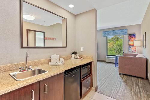 A kitchen or kitchenette at Hampton Inn & Suites Orlando-Apopka