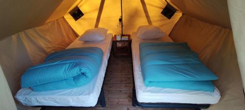 Ένα ή περισσότερα κρεβάτια σε δωμάτιο στο Camping Le Val Aux Fées - Brocéliande