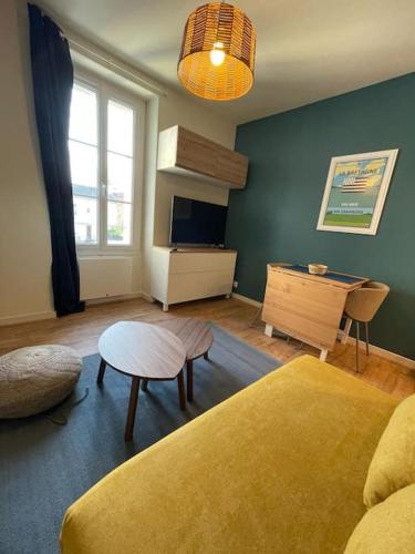 ein Wohnzimmer mit einem Sofa und einem Tisch in der Unterkunft Apartment Heart of Rennes Private Parking in Rennes