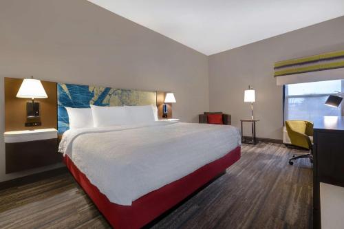Habitación de hotel con cama grande y ventana en Hampton Inn Natchitoches en Shamard Heights