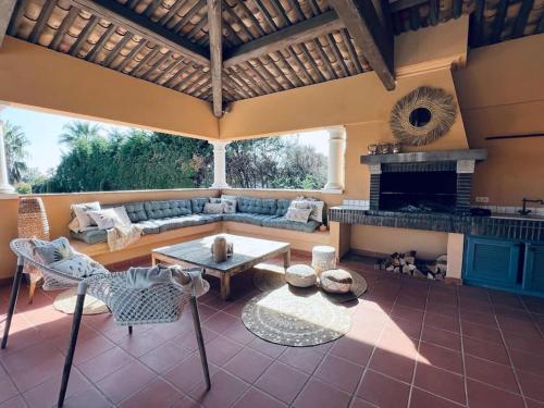 ein Wohnzimmer mit einem Sofa und einem Tisch in der Unterkunft Luxe Villa in Grimaud in Grimaud