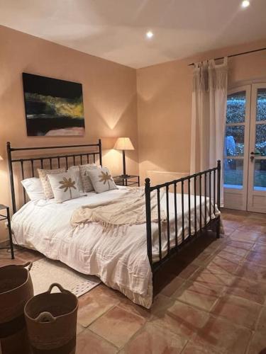 une chambre avec un grand lit et une fenêtre dans l'établissement Luxe Villa in Grimaud, à Grimaud