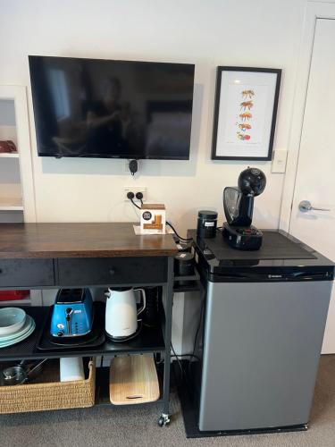 Nhà bếp/bếp nhỏ tại Brophys Beach Studio