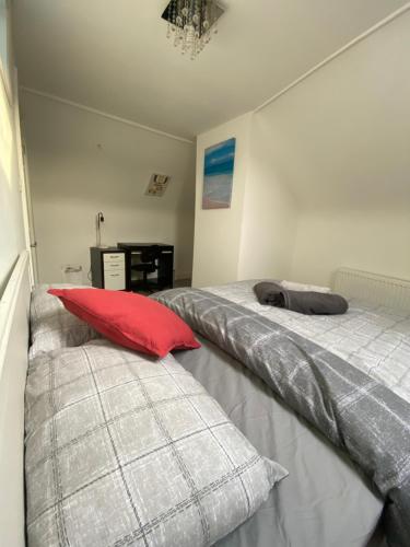 2 Betten nebeneinander in einem Zimmer in der Unterkunft EEJs Modern 3 bed flat near Crystal Palace Stadium with great transport links in Norwood