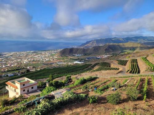 Rural escape w/stunning views, jacuzzi and sauna