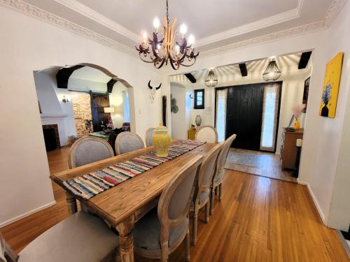 mesa de comedor con sillas y lámpara de araña en Encanto! Enchanted 3 bedroom private home near LACMA, en Los Ángeles