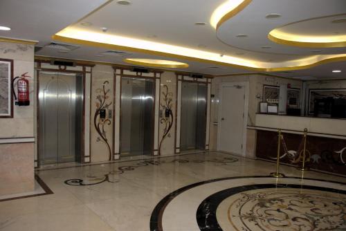 a lobby with a large room with a large rug at فندق لؤلؤة العنود مكة Loulouat Al Anood Hotel Mecca in Makkah
