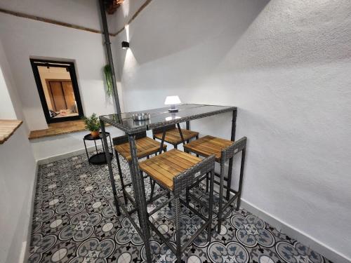 d'une table, de chaises, d'une table et d'un miroir. dans l'établissement Bailén 3, à Cáceres