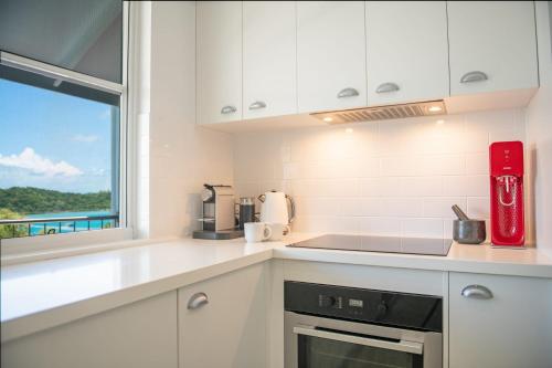 Dapur atau dapur kecil di Seascape on Shutehaven - Whitsunday Views Holiday Home