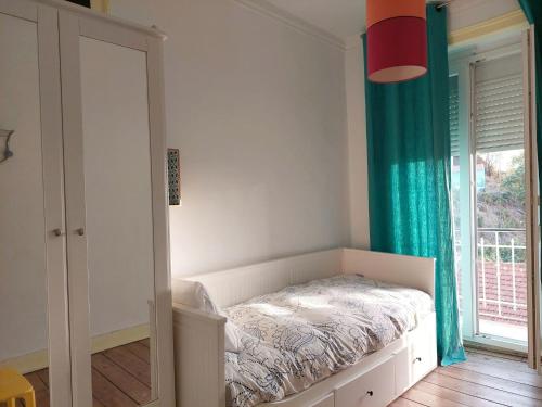- une chambre avec un lit et une grande fenêtre dans l'établissement Be Local - Charming flat with 2 bedrooms on Lisbon's 7th hill, à Lisbonne