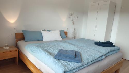 ゲスヴァインシュタインにあるZimmer im Herzen Gößweinsteinsのベッドルーム1室(青いタオル付きのベッド1台付)
