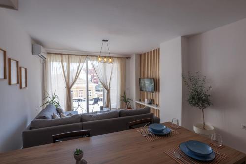 Boho Central Apartment في تيرانا: غرفة معيشة مع أريكة وطاولة