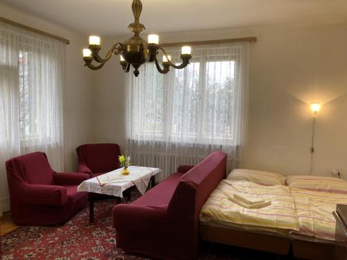 - une chambre avec un lit, deux chaises et une table dans l'établissement Spacious apartment - free parking!, à Prague