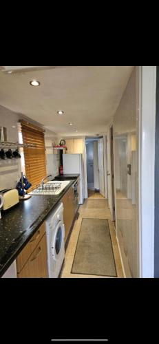 cocina con fregadero y lavadora en 2 Bedroom Chalet Isle of Sheppey Holiday Village, en Kent