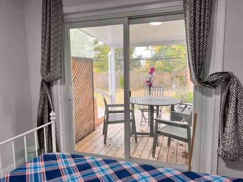 een slaapkamer met uitzicht op een terras met een tafel bij 3 BR GREAT HOUSE WITH 2 parking in Richmond Hill