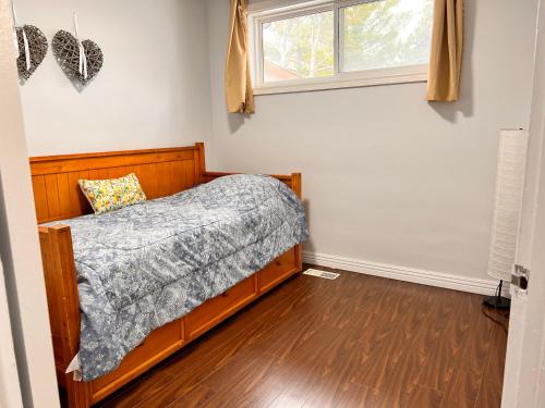 Un pat sau paturi într-o cameră la 3 BR GREAT HOUSE WITH 2 parking