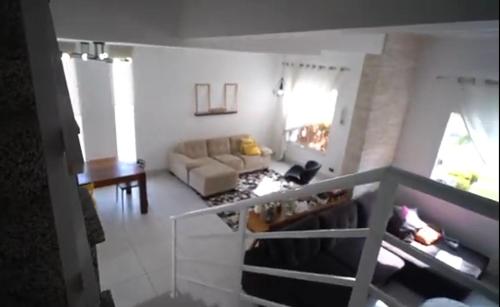 a living room with a couch and a table at Quarto Privativo em Casa Linda in Sorocaba