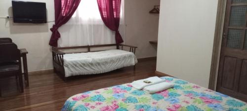 um quarto com uma cama e uma janela com uma janela em Hostal Adelita em Moisés Ville