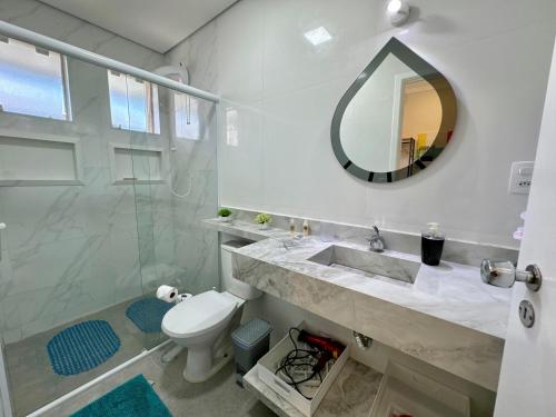 a bathroom with a sink and a toilet and a mirror at Studio Bena 2 - single bed - próx Shopping Iguatemi in Campinas