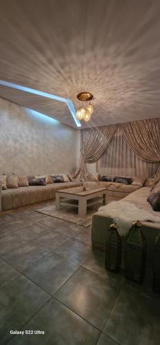 sala de estar con 2 camas y sofá en APPARTAMENTO.MED, en Marrakech