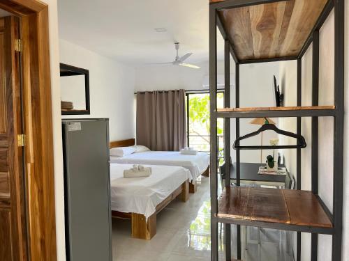 um quarto com duas camas num quarto em La Jungla em Puerto Carrillo