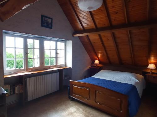ein Schlafzimmer mit einem Bett und zwei Fenstern in der Unterkunft Gîte Gehée, 3 pièces, 5 personnes - FR-1-591-33 in Gehée