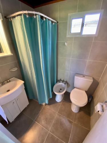 a bathroom with a toilet and a sink and a shower at Los Cardenales in San José