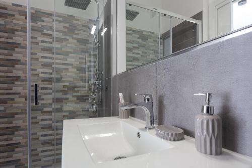 un bagno con lavandino e specchio di [Leo's House] smart Tv & Wi-Fi a Campobasso