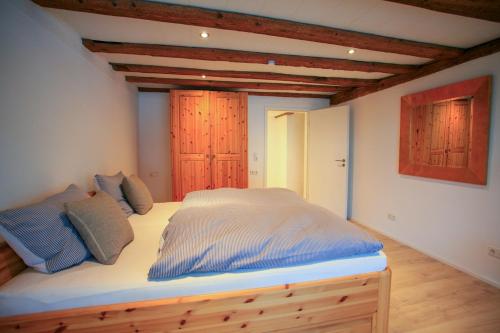 ein Schlafzimmer mit einem Bett in einem Zimmer mit Holzdecken in der Unterkunft FReiraum in Güttingen