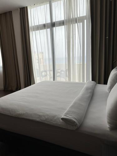 Ein Bett oder Betten in einem Zimmer der Unterkunft BOUMERDES PLAZA Hôtel & Spa